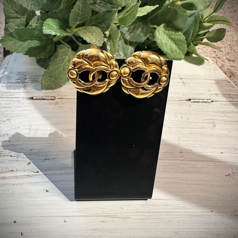 CHANEL Vintage Gold Interlocking Clip On CC Earrings - Picture 3 of 6
